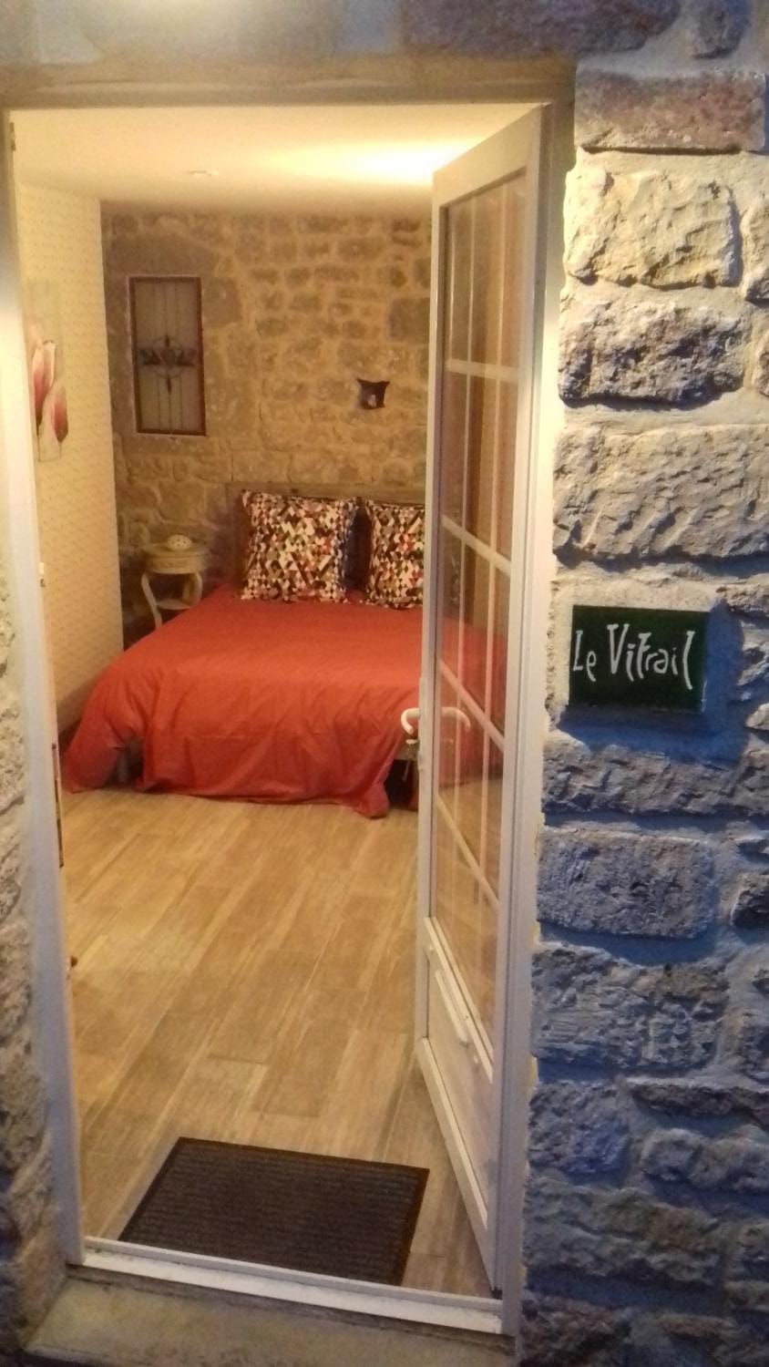 Le vitrail CHAMBRE Équipée sans service repas 1073 rue des carrières 50700 Yvetot bocage Bed and Breakfast in Normandy