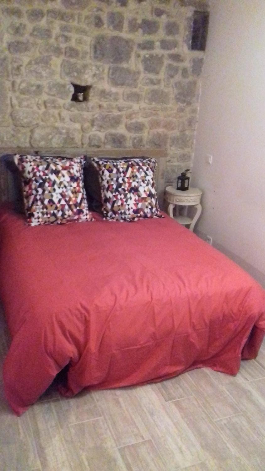Le vitrail CHAMBRE Équipée sans service repas 1073 rue des carrières 50700 Yvetot bocage Bed and Breakfast in Normandy