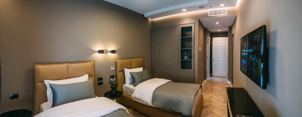 Bed, TV and multimedia, Photo of the whole room, Bedroom