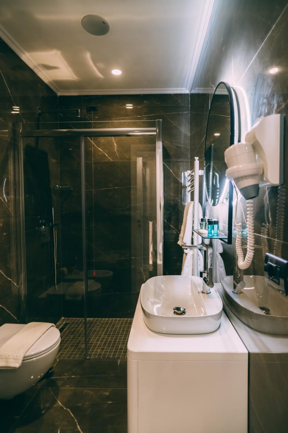Shower, Toilet, Bathroom, towels