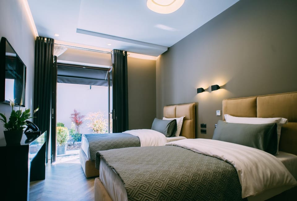 Bed, TV and multimedia, Photo of the whole room, Bedroom