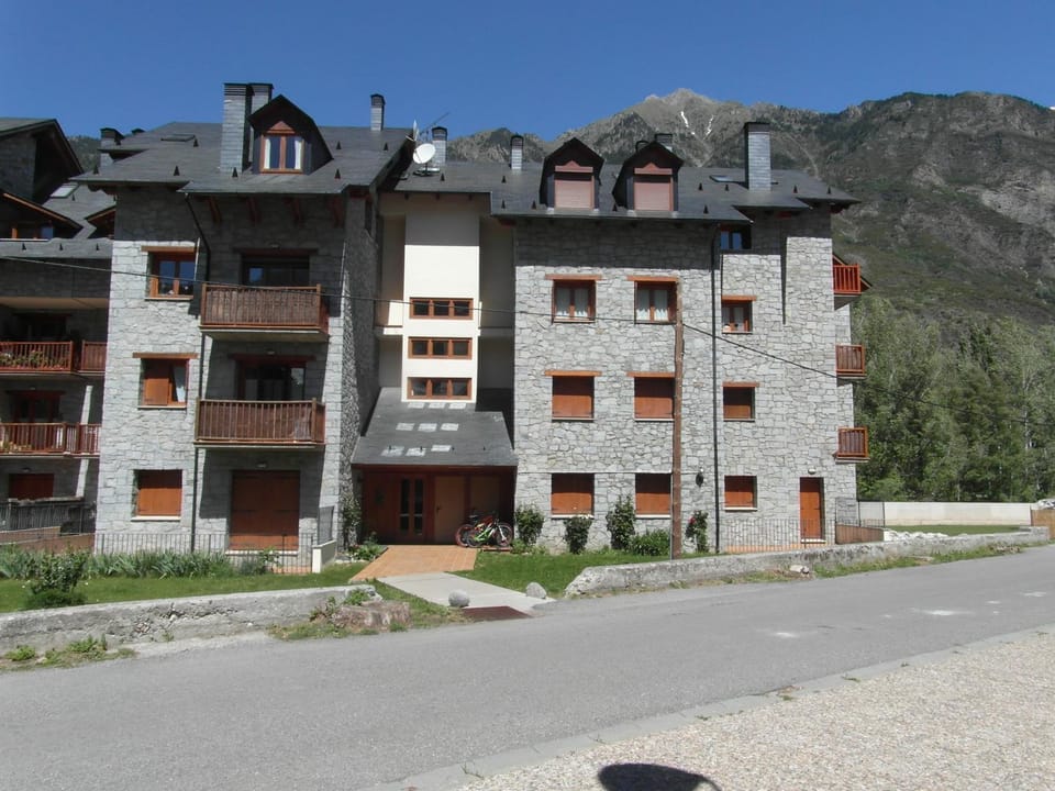 Property building, Facade/entrance, Natural landscape, View (from property/room), Lobby or reception, Mountain view