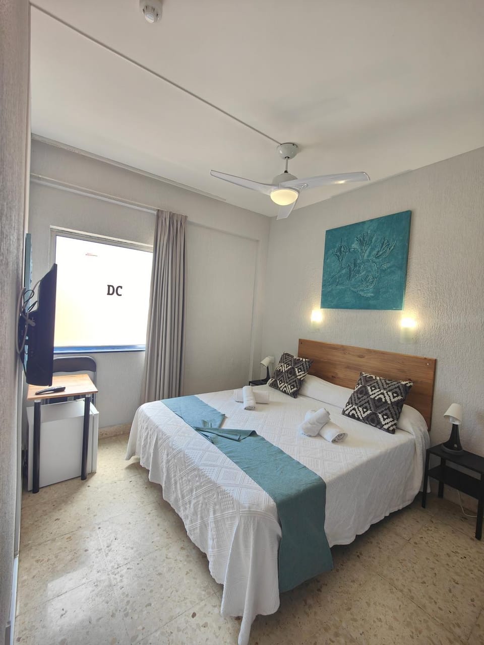 Bed, TV and multimedia, Photo of the whole room, Bedroom