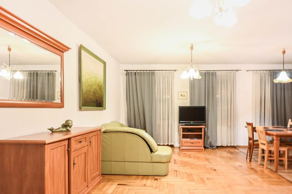 TV and multimedia, Living room, Seating area, Dining area, internet