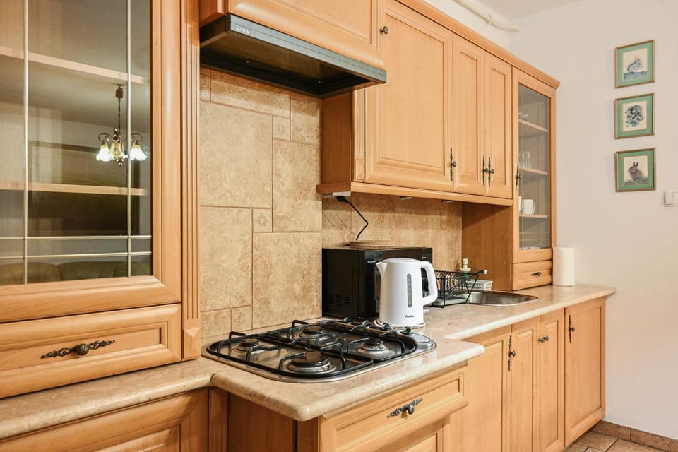 Coffee/tea facilities, Kitchen or kitchenette, microwave, stove, kitchen