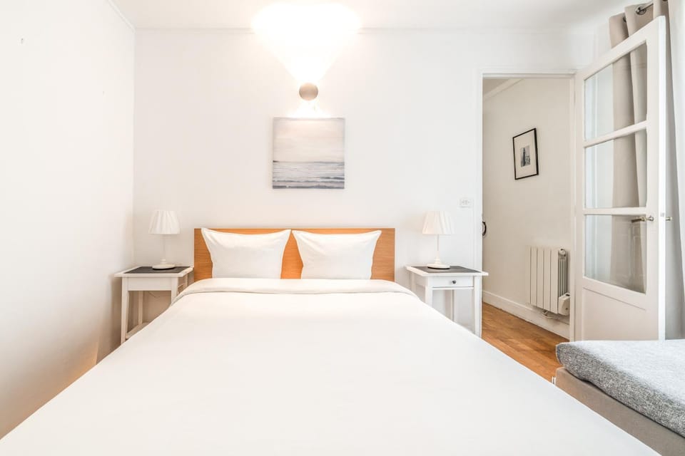Levis Charming Place Apartment in Paris