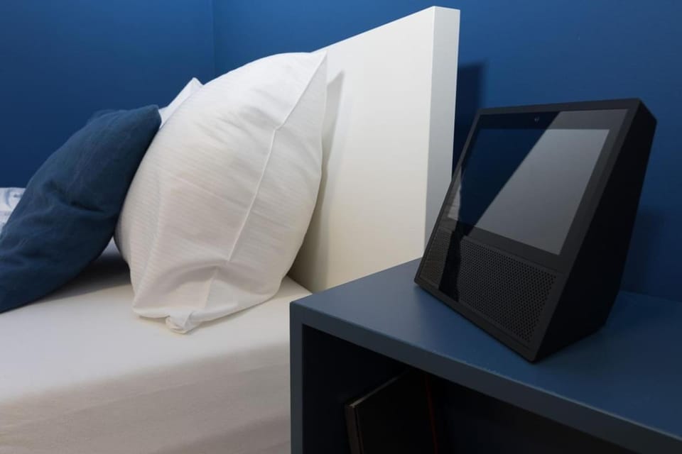 Bed, TV and multimedia, Bedroom
