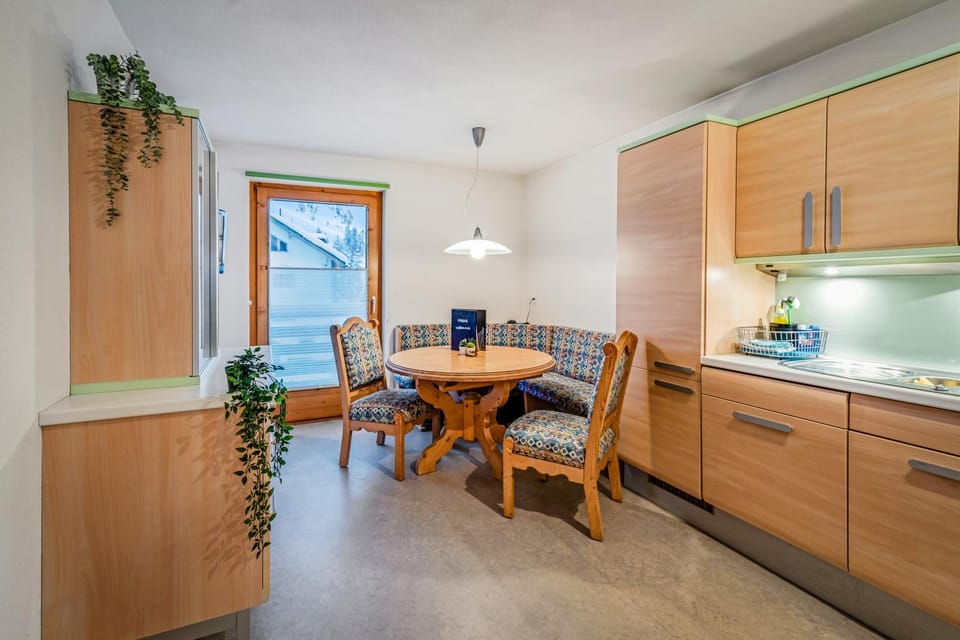 Kitchen or kitchenette, Dining area, Communal kitchen