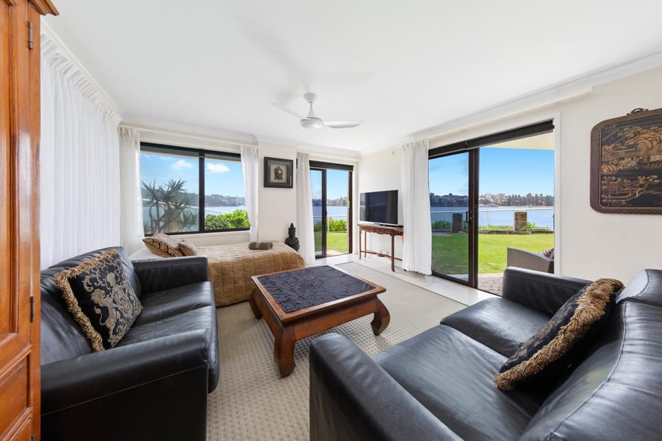 Snorkeling, Living room