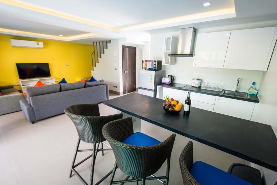TV and multimedia, Kitchen or kitchenette, Living room, Seating area, Dining area