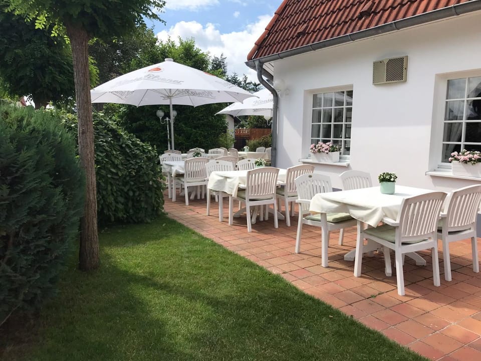 Property building, Patio, Garden, Breakfast