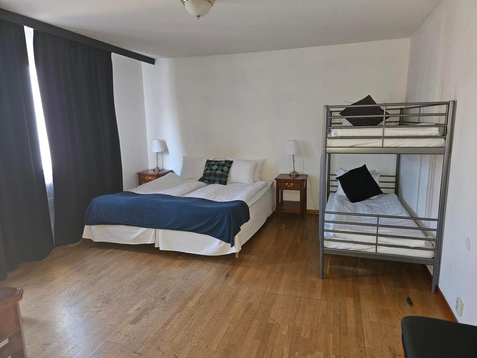 Bedroom, bunk bed