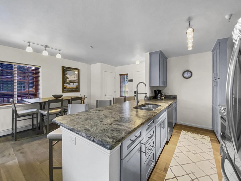 Kitchen or kitchenette, Dining area