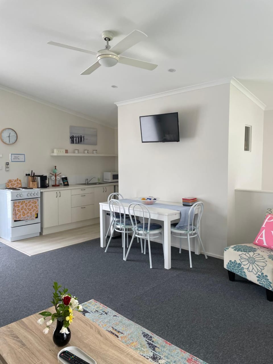 TV and multimedia, Kitchen or kitchenette, Seating area, oven, stove