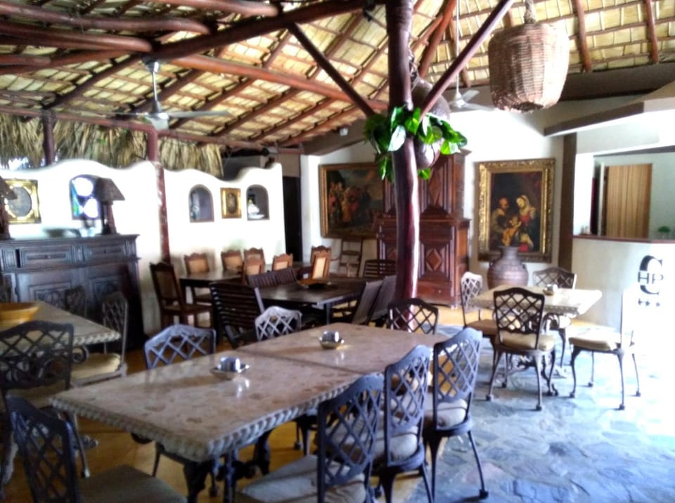 Restaurant/places to eat, Lounge or bar
