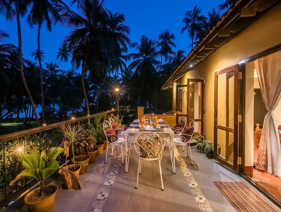 Property building, Patio, Night, Garden, View (from property/room), Balcony/Terrace, Food and drinks, Seating area, Dining area, Garden view, Meals