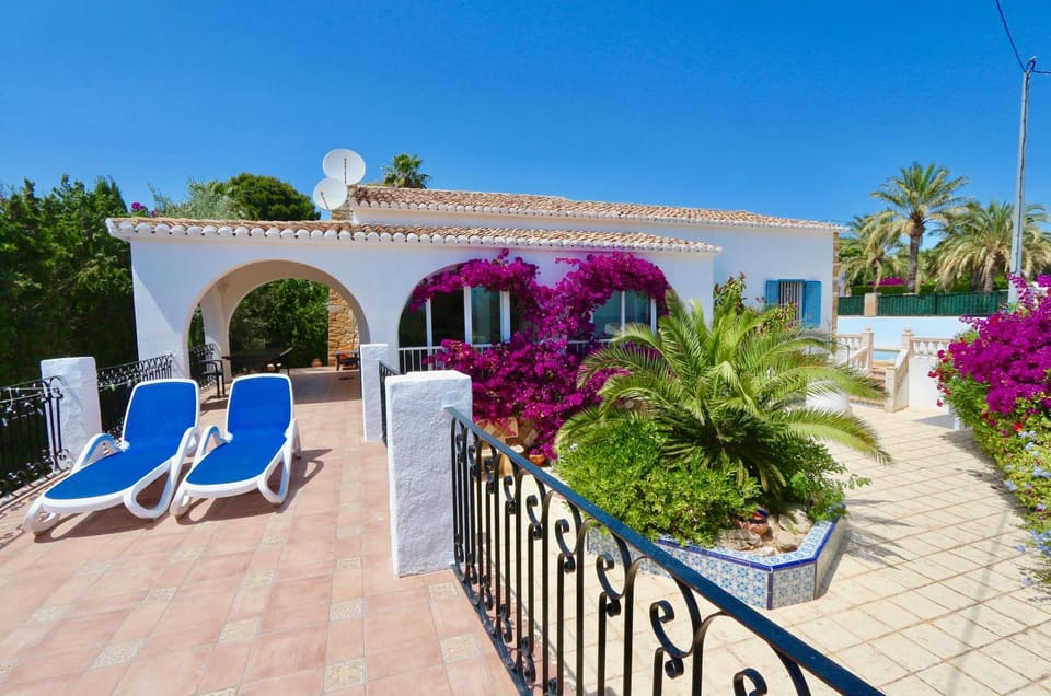 Property building, Patio, BBQ facilities, Garden, Balcony/Terrace, Area and facilities, Swimming pool, sunbed