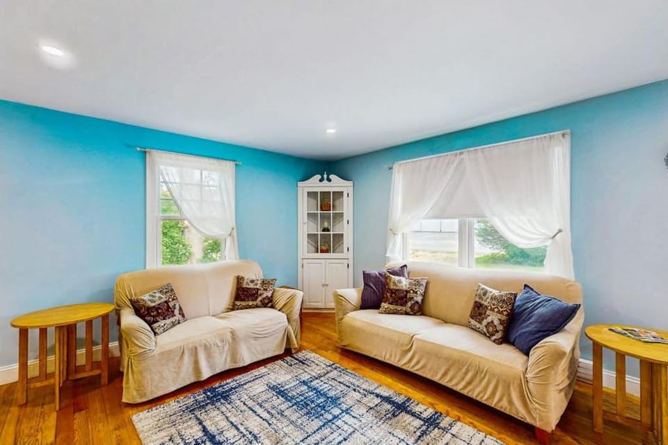 Winthrop Cottage House in Tisbury