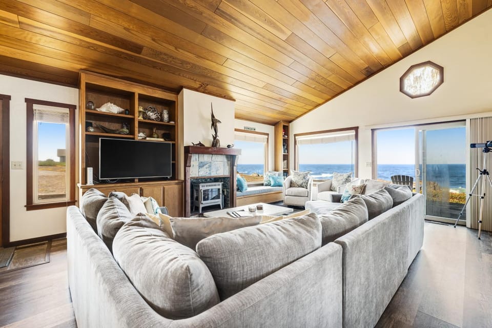 Oceanfront Sanctuary - Private Cove Deck Grill House in Mendocino County