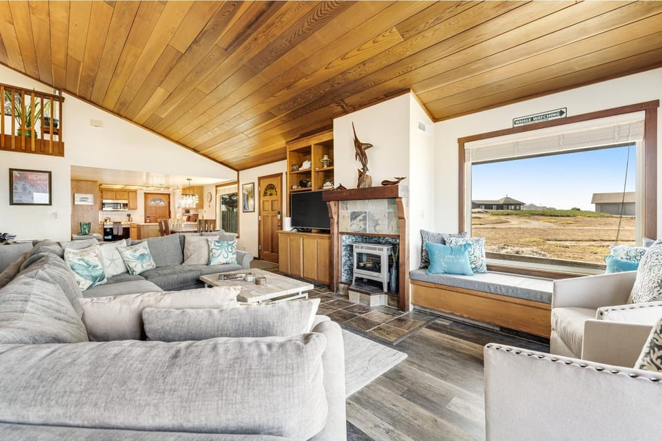Oceanfront Sanctuary - Private Cove Deck Grill House in Mendocino County