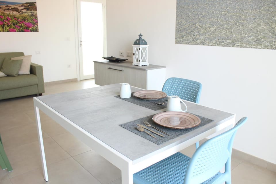 Photo of the whole room, Dining area