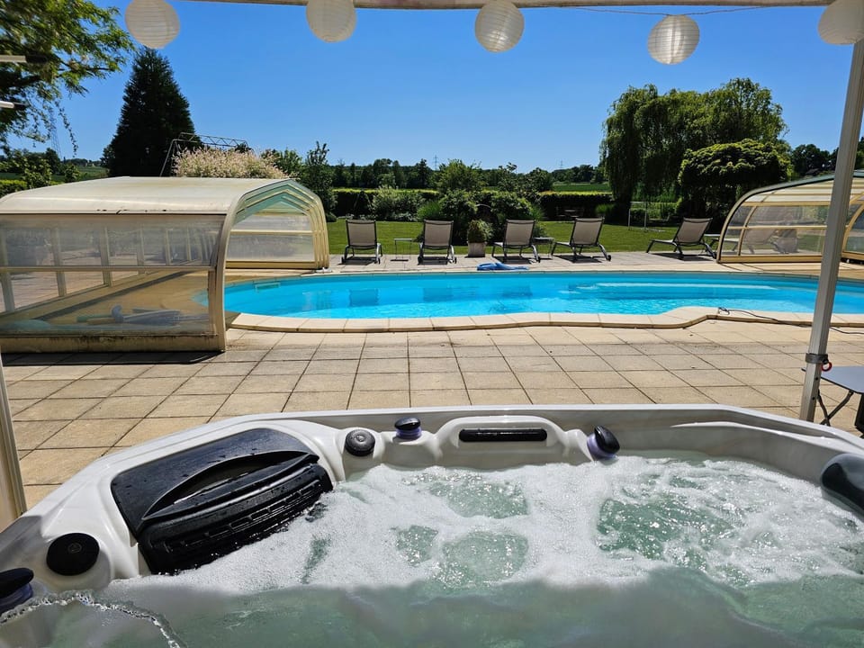 Hot Tub, Swimming pool
