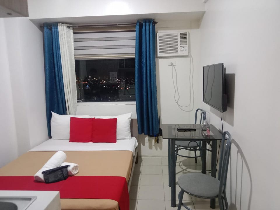 Bed, TV and multimedia, Kitchen or kitchenette, Photo of the whole room, Seating area, Evening entertainment, Bedroom, hair dresser, air conditioner