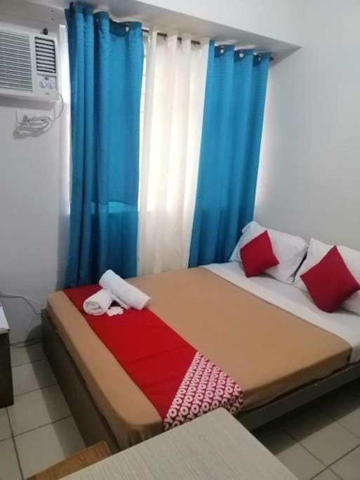 Bed, TV and multimedia, Photo of the whole room, Bedroom, towels, air conditioner