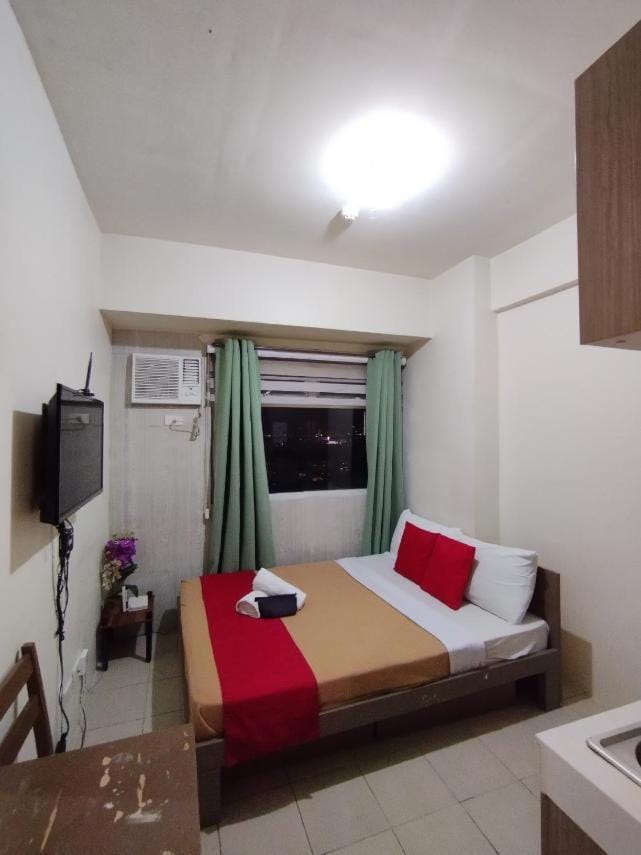 Bed, TV and multimedia, Photo of the whole room, Evening entertainment, Bedroom, towels, air conditioner