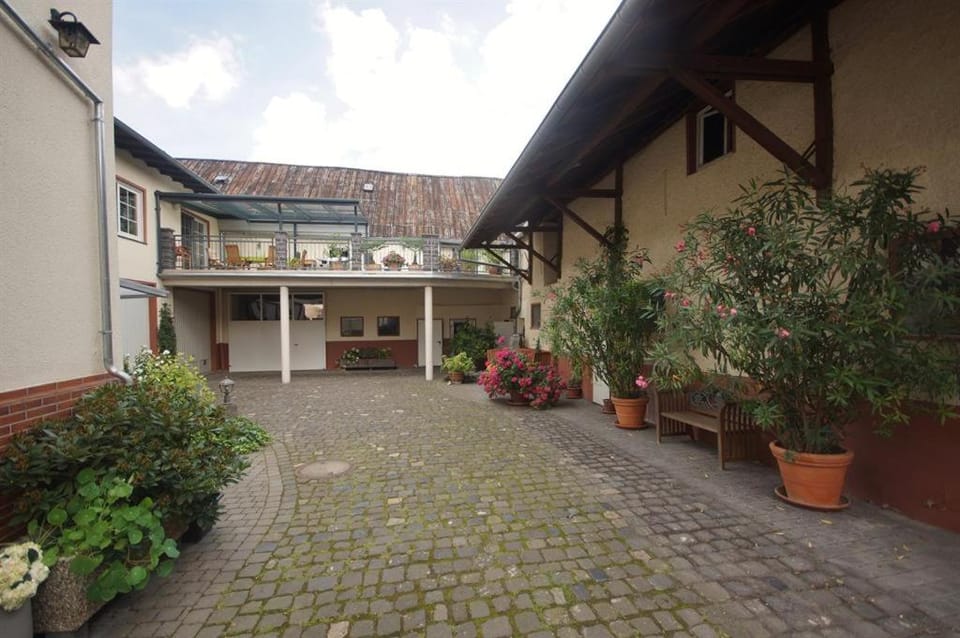 Patio, Facade/entrance