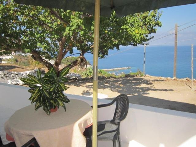 Property building, Patio, Facade/entrance, Garden, Balcony/Terrace, Balcony/Terrace, Sea view
