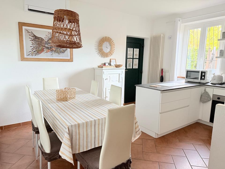 Facade/entrance, Dining area, heating, kitchen, air conditioner