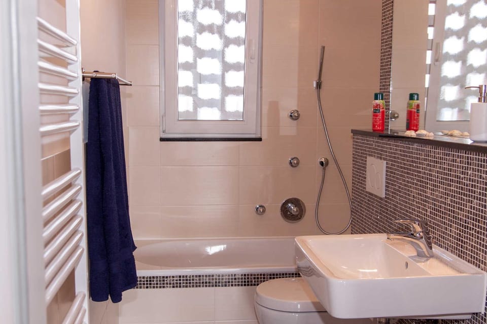 Toilet, Bath, towels