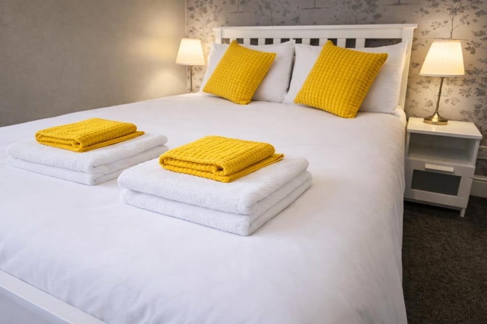 Bed, Bedroom, towels