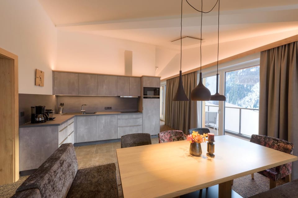 Kitchen or kitchenette, Seating area, Dining area