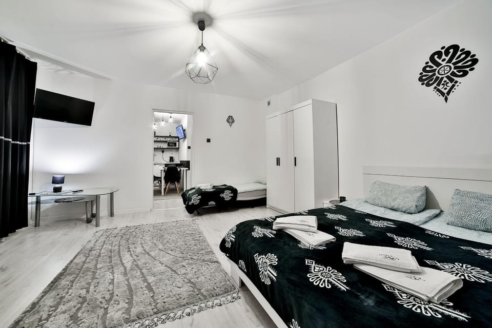 Bed, TV and multimedia, Living room, Photo of the whole room, Seating area, Bedroom, towels