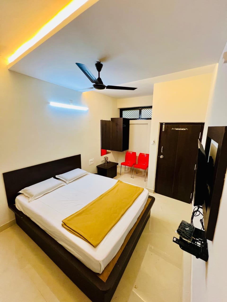 Bed, TV and multimedia, Photo of the whole room, Bedroom