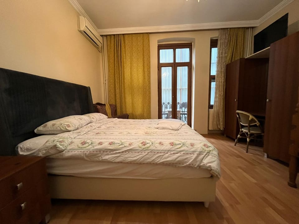 Bed, TV and multimedia, Photo of the whole room, Evening entertainment, Bedroom, wardrobe