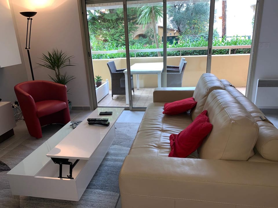 TV and multimedia, Balcony/Terrace, Seating area, Dining area, Garden view