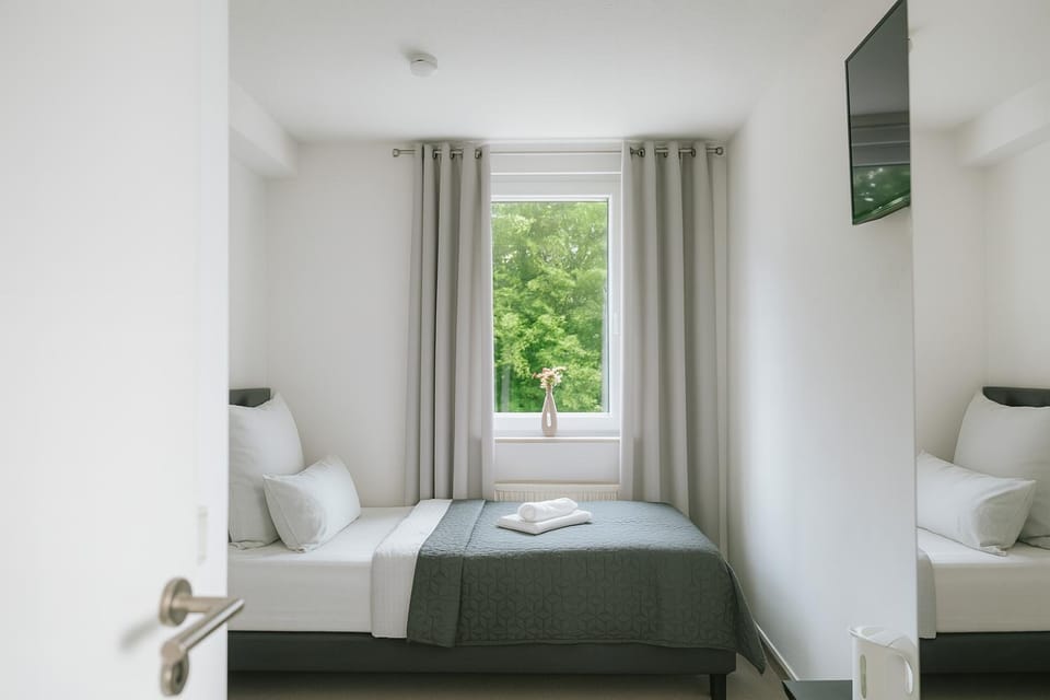 Bed, TV and multimedia, Photo of the whole room, Bedroom, Garden view, towels