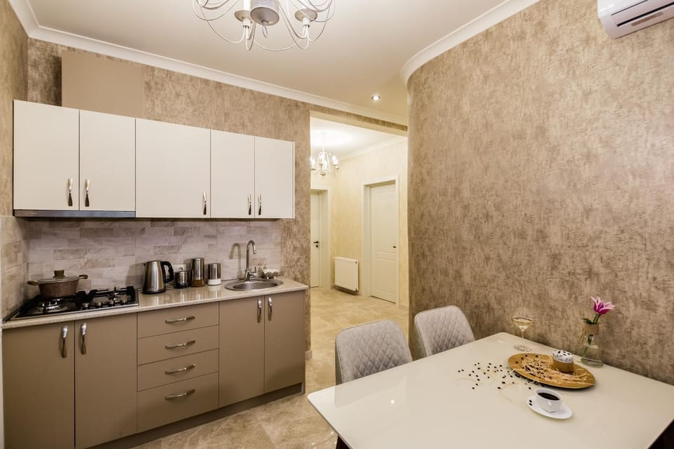Kitchen or kitchenette, Living room, Photo of the whole room, Decorative detail, Dining area