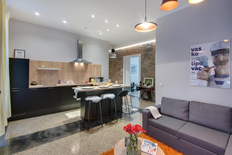 Coffee/tea facilities, Kitchen or kitchenette, Living room, Seating area, Dining area
