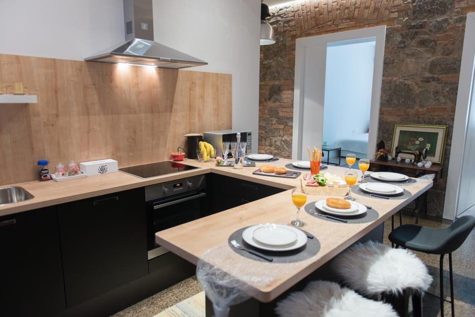 Kitchen or kitchenette, Seating area, Dining area
