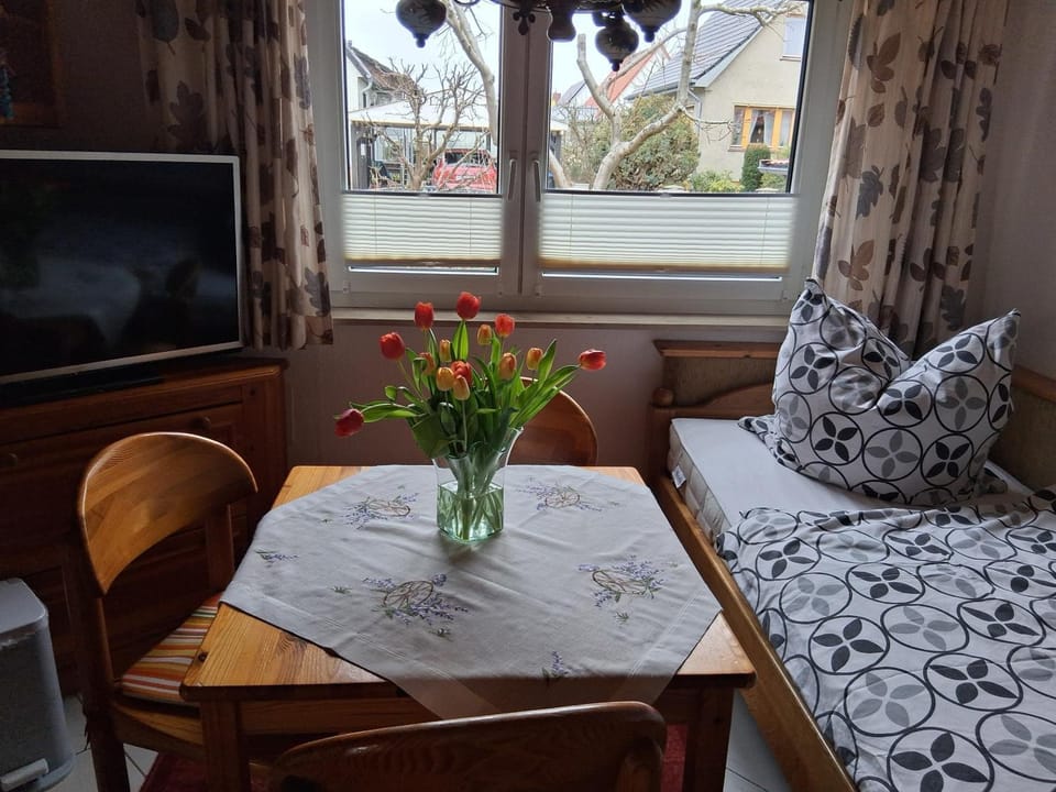 Communal lounge/ TV room, TV and multimedia, Dining area