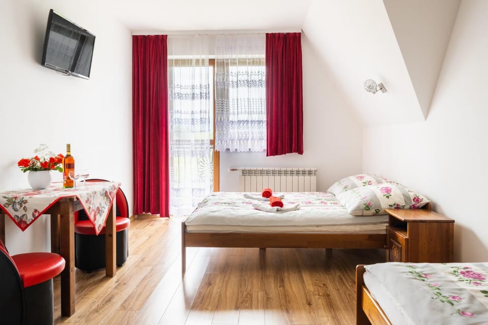 Bed, Living room, Photo of the whole room, Seating area, towels