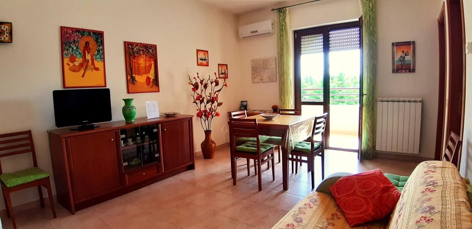 Communal lounge/ TV room, Living room, Dining area