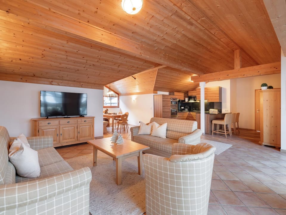 TV and multimedia, Kitchen or kitchenette, Living room, Seating area, Dining area