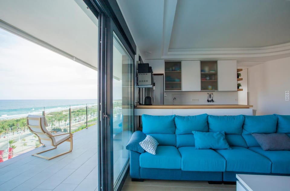 Balcony/Terrace, Balcony/Terrace, Kitchen or kitchenette, Living room, Beach