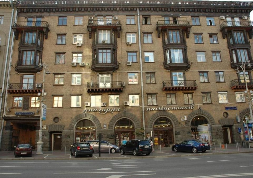 Property building, Nearby landmark, Facade/entrance, Neighbourhood