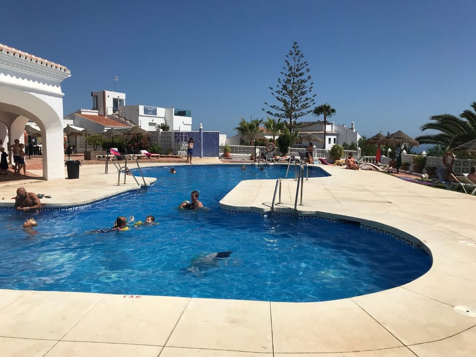 Restaurant/places to eat, Pool view, Swimming pool, children